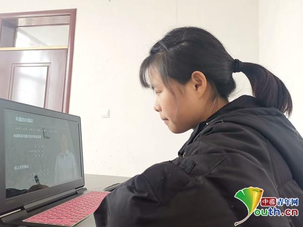 停课不停学 大学生屏幕前体验“空中课堂”，网络两端共赴知识之约